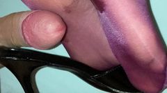 Дрочка обувью, дрочка ногами, мюли на высоком каблуке, блестящие фиолетовые колготки, ступни
