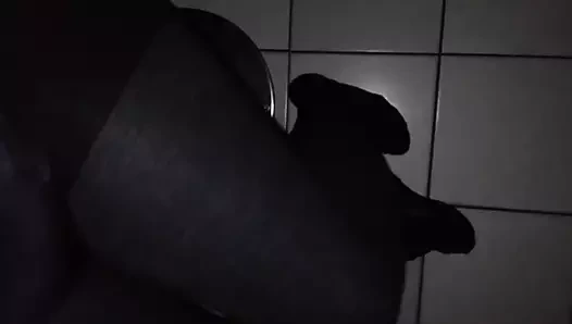 Tabitha topuklu aand külotlu çorapla yürüyor