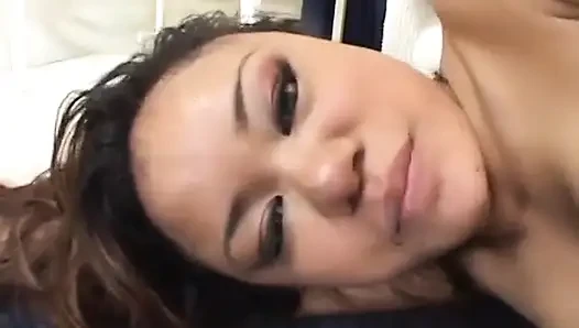Hübsche junge latina mit gepierctem kitzler wird gefickt, nimmt ladung in den mund