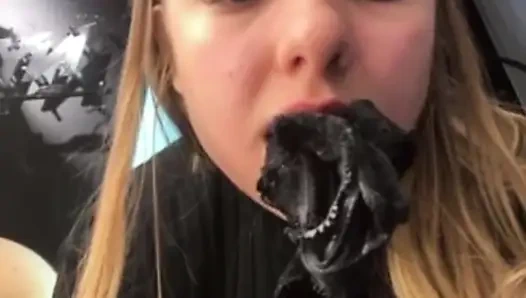 Jucielussie eating pants in public shopping