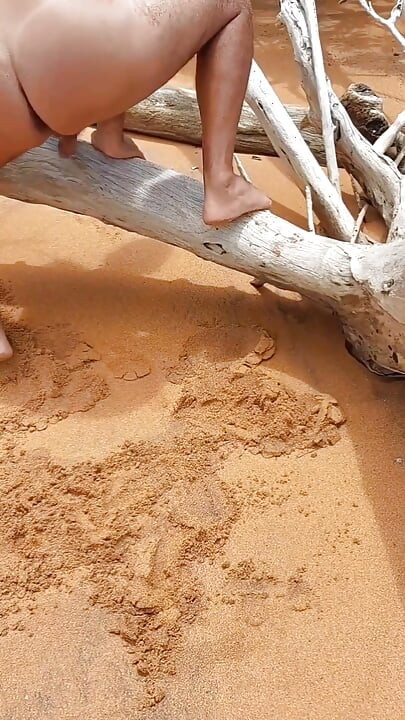 Ladysilva își expune curul bronzat cu o linie de bronzare foarte sexy pe plajă