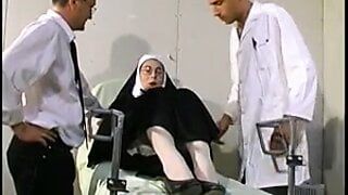 フランス人修道女が奇妙なアナル挿入で犯され顔射される