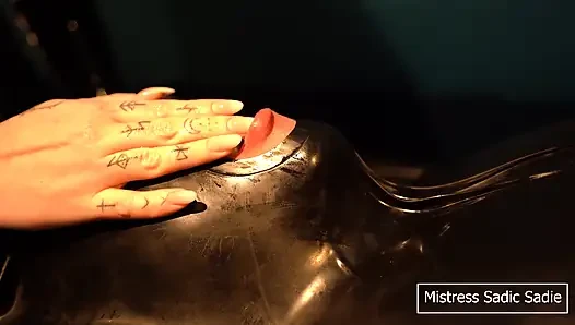 Elektro ile vakumlu bir boşalma, oyuncaklar biraz elle gırtlağına kadar alma ve bolca tükürme ile birleştirilir.