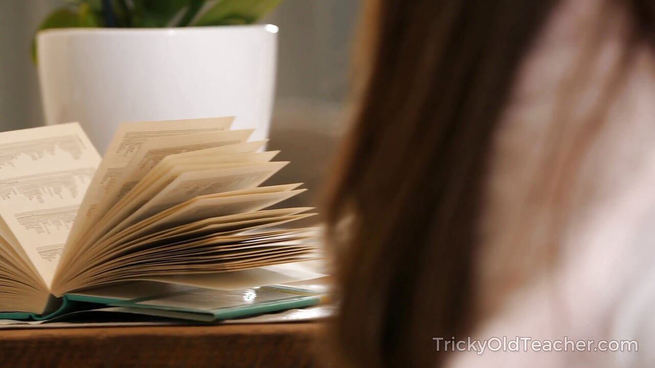 Bonito tutor ajuda linda com suas tarefas e buceta