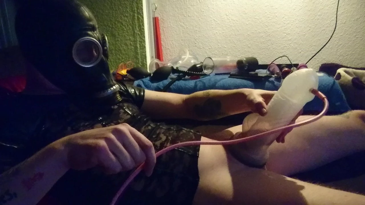 Latex maszk fiú nagy fasz fasz vákuumpumpálás