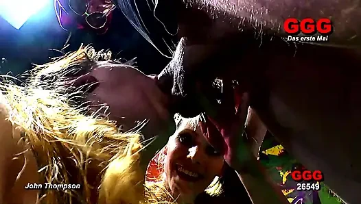 Ggg john thompson - cewek hot rambut pirang di-gangbang di atas panggung