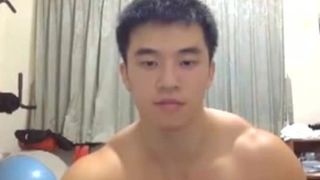 Hete gespierde Taiwan Rocky toont lul, kont en sperma op cam