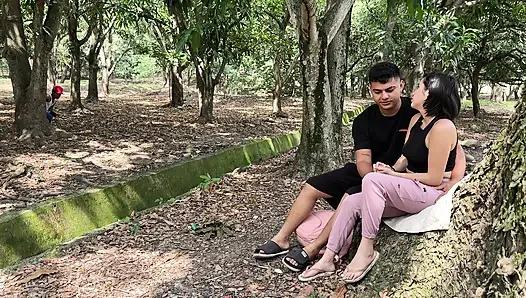 Ormanda İnlemeler: Bir Çiftin Dışarıda Sert Bir Şekilde Gezdiğini Gördüm ve Kayıt Sırasında Mastürbasyon Yaptım