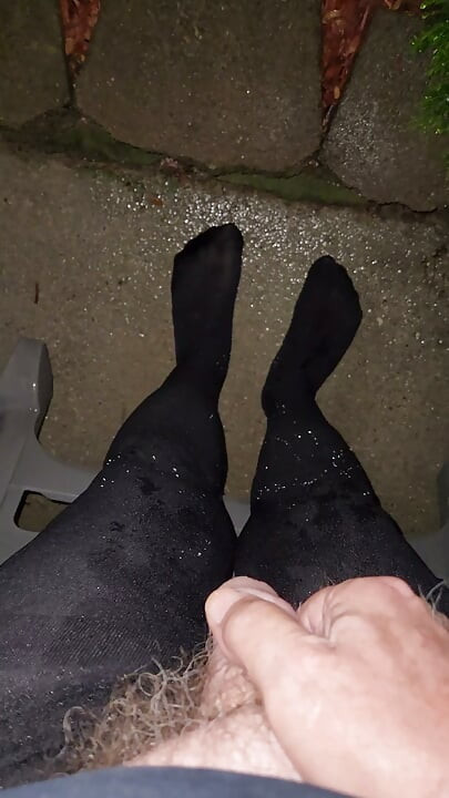 Gay, cd. Čůrám do svých nylonových punčoch venku.