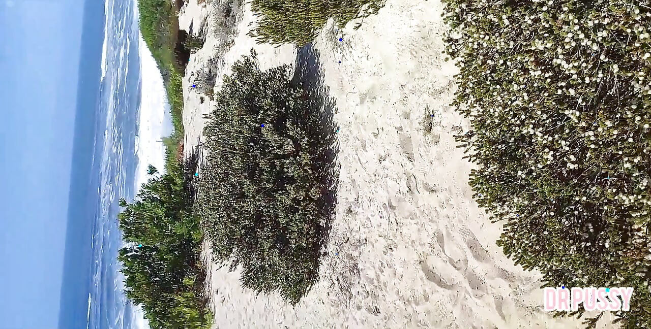Mulher grávida é abandonado por seu marido e se masturba um estranho na praia sem ele saber até que ela recebe todo o mi