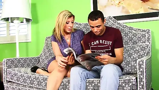 Zwei lesbische milfs machen einen glücklichen jungen glücklich