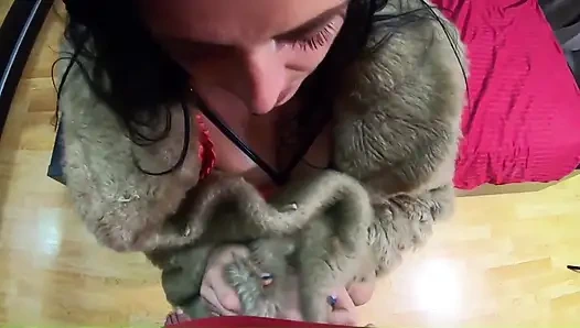 Fantasi nyepong kontol bosku pakai mantel bulu dan stoking tembus pandang!