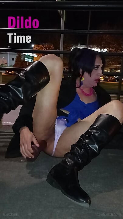Taniax se masturbează pe străzi cu un vibrator mare și negru purtând o fustă mini sexy