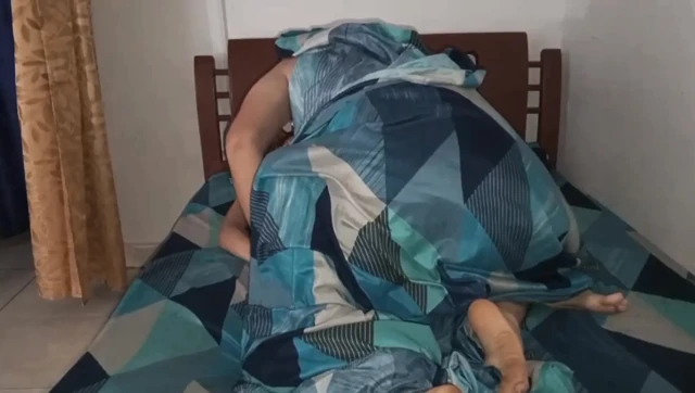 Indian mature woman fucks in her bombay house with her lover a Thai guy