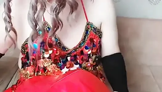 Kırmızı baştan çıkarıcı elbiseli göbek dansçısı kadın