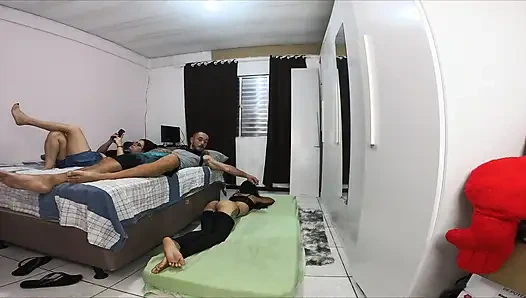 Жене пришлось разделить комнату со своим другом