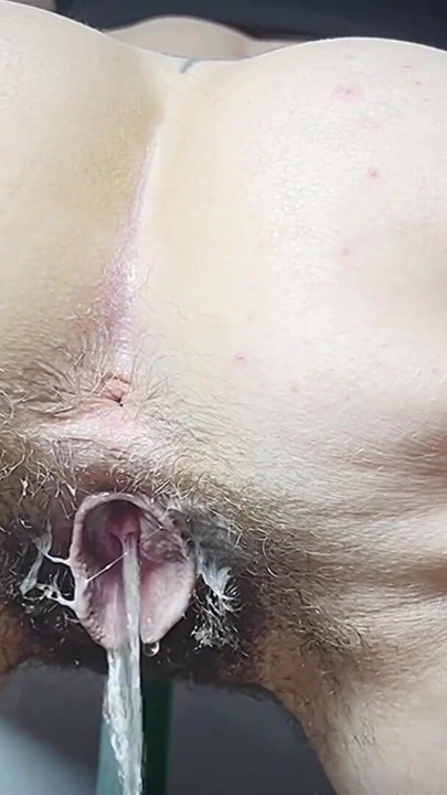 Perverse Reibung am Teenagertisch und zitternde Orgasmen, wenn ich allein zu Hause bin | Clip 1