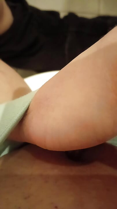 Frotando mi mojado coño rizado cachondo con mis bragas hasta que mi compañero de cuarto esté haciendo la cena. Bragas mojadas de cerca