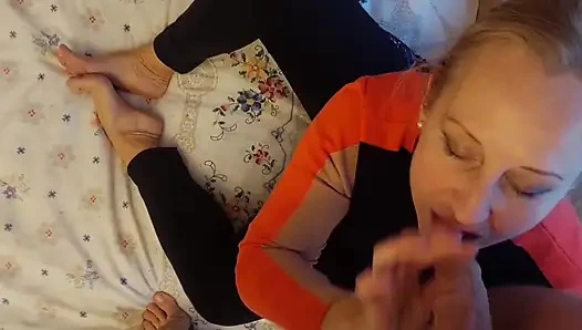 Istri Dewasa Pirang Seksi Menikmati Oral