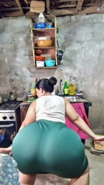 Büyük götlü kilise kadını #2