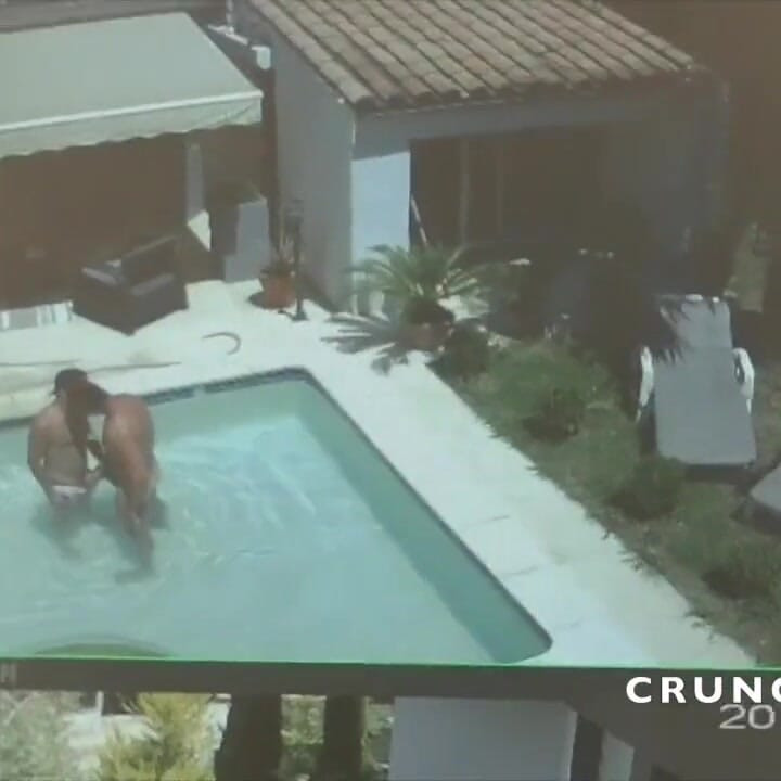 수영장에서 xxl 자지로 맨발로 따먹히는 Enzo