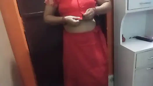 Bhabhi cantik setelah memakai saree yang indah.