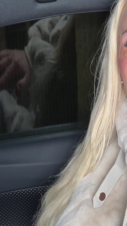 金髮秘書想在會議結束後被老闆操並射在她的貓咪裡