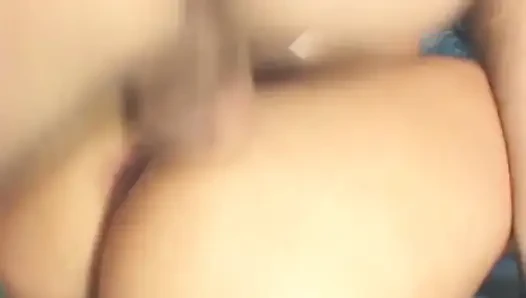 Tante sange rambut cokelat lagi asik nyepong dan ngentot memek bebasknya