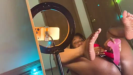 Seksi zenci güzel tabanlar ve kremsi amcık