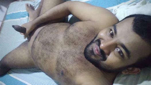 Un gay à la maison a fait un garçon indien amateur nu pour vous et lui a demandé des commentaires