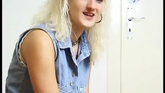 Blonde deutsche MILF im solo-akt