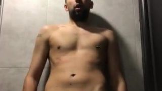 Desnudarse después de un entrenamiento sudoroso