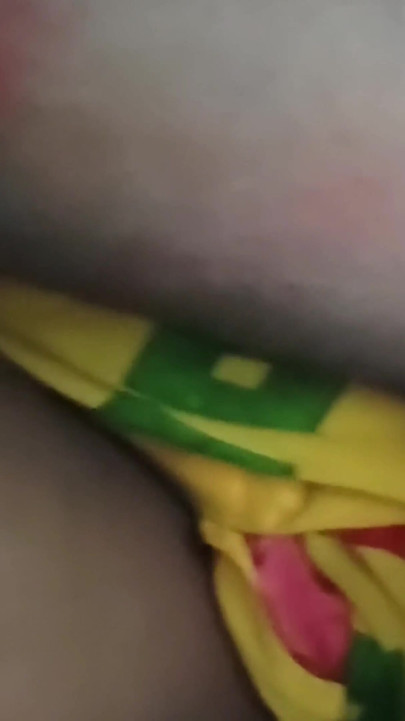 Svärfar och svärdotter nära skymd sexvideo svärfars oljemassage i rummet för smutsigt samtal | Klipp 1