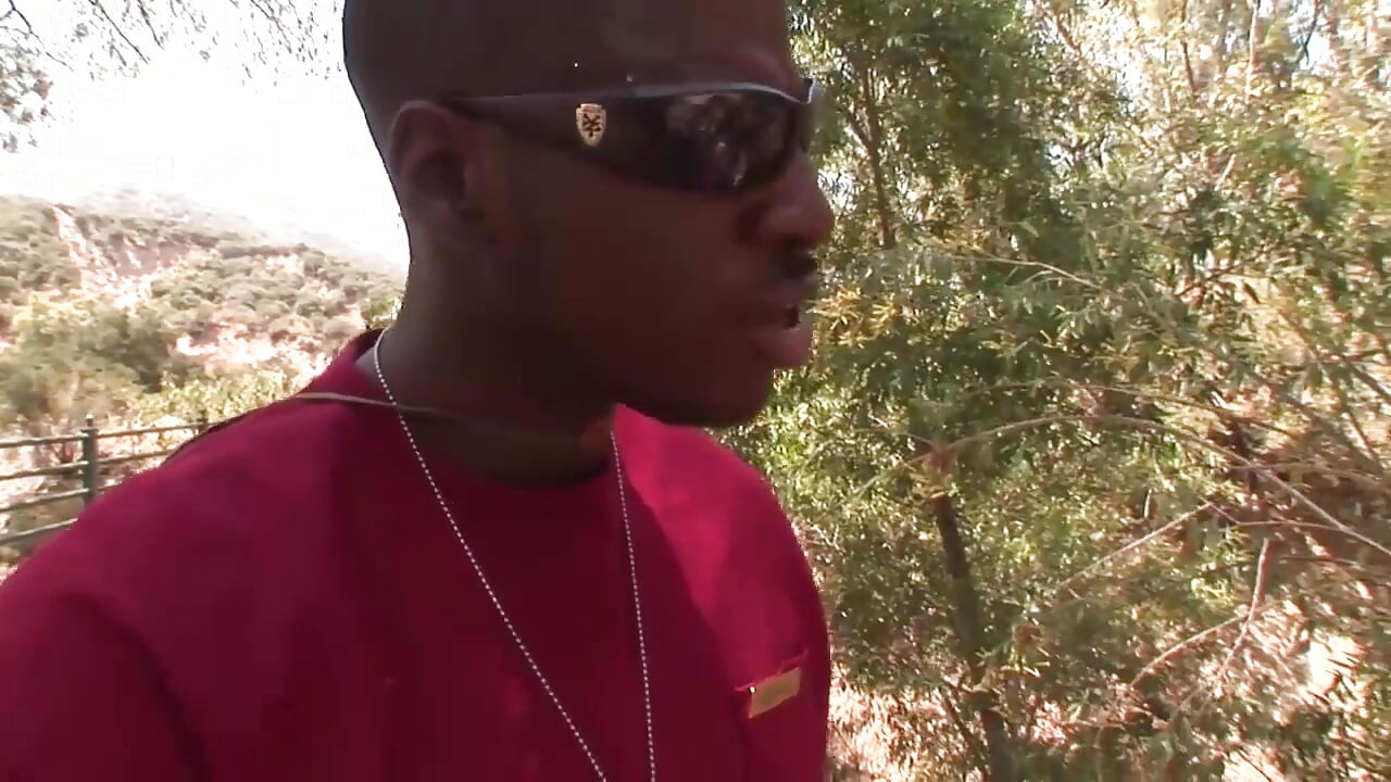 A szőke turistát megdugja egy hatalmas fekete fasz