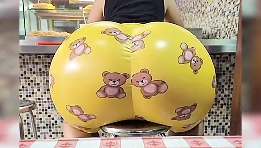 Büyük götlü hamburger yiyor