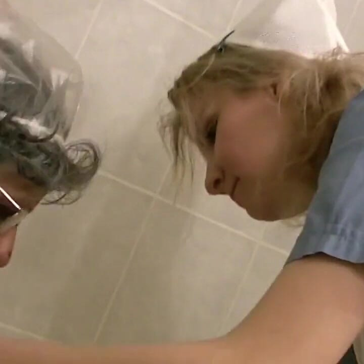 Sestra zkouší mokrou kundičku