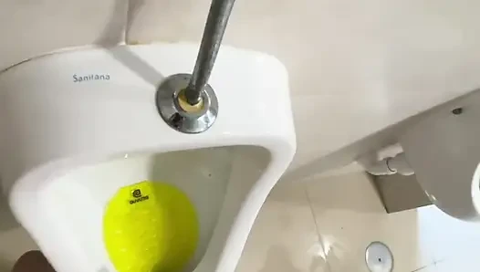 Umumi tuvaletlerde tamamen çıplak işemeye cüret ediyor