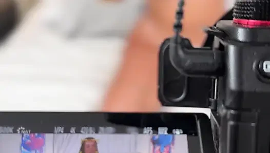 Alanna Pow ve büyük doğal kavunları ile havuzda serinliyor