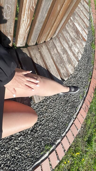 Madrasta gostosa sexy está com tesão e se acaricia em um banco do parque