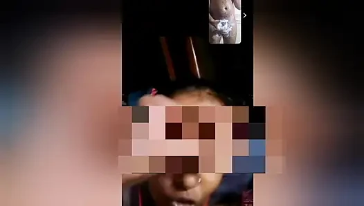 Hintli kadın görüntülü görüşme