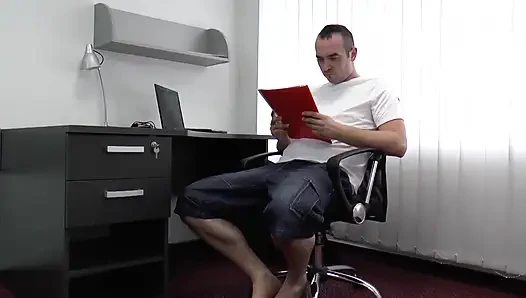 Cewek hot ini lagi asik ngentot memek mulus pacarnya dengan kontol besarnya