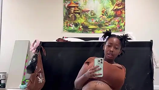 Очень возбужденная чернокожая девушка скачет на огромном темном дилдо и кончает