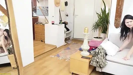 Kıllı üvey annem mastürbasyon yaparken beni şaşırtıyor