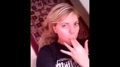 Девушка-блондинка снимает себя на видео с мастурбацией телефона