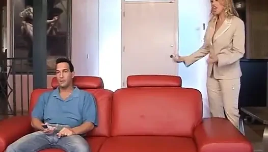 Сексуальная блондинка лижет киску и трахает киску в винтажном видео