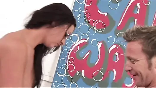 Seksi pembe file çoraplı esmer bir kaltakla araba yıkamada seks