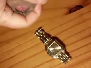 Duży złoty zegarek mojej matki z moją spermą