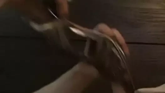Bir arkadaşının ayakkabılarını sikmek