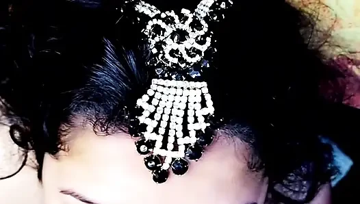 Ateşli Hintli kız komşu oğlanla sikişiyor