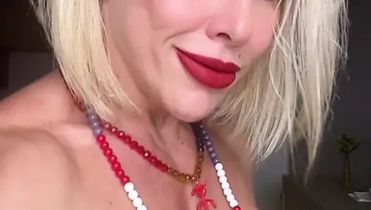 Cewek raksasa rambut pirang lagi asik muasin pantat bahenol dan memeknya sampai muncrat